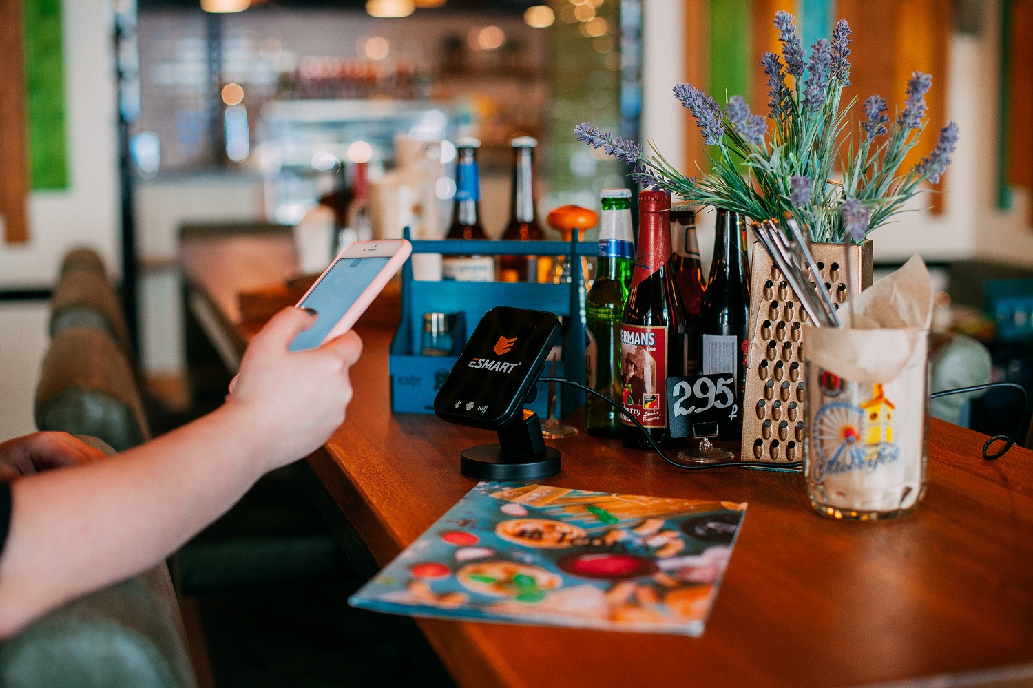 ESMART® Reader POS идентифицирует клиента ритейла по смартфону ESMART® Reader POS идентифицирует клиента ритейла по смартфону